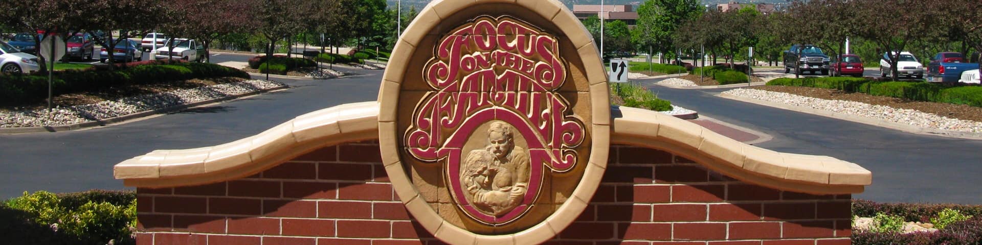 Centro de bienvenida Focus on the Family ofreciendo señalización