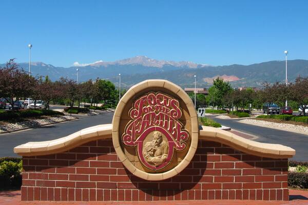 Centro de bienvenida Focus on the Family ofreciendo señalización