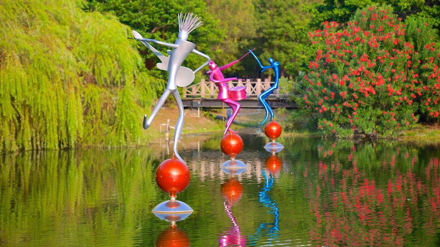 Central Park que inclui um jardim, um lago ou charco e arte ao ar livre