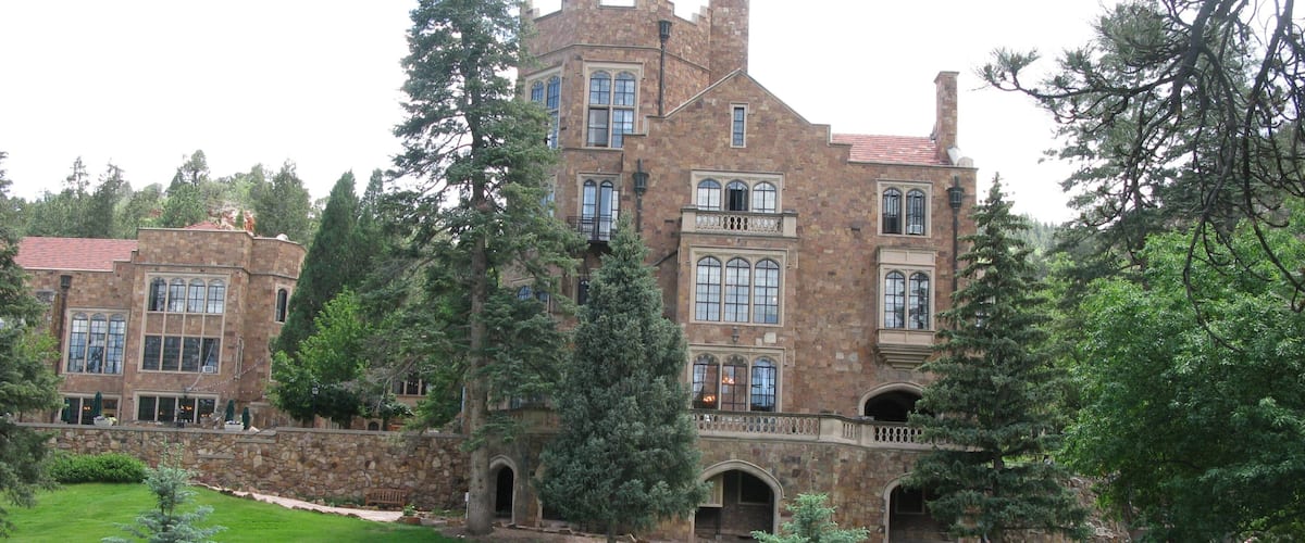 Castillo de Glen Eyrie ofreciendo un parque, un castillo y patrimonio de arquitectura