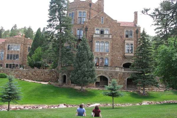 Château Glen Eyrie montrant jardin, château ou palais et patrimoine architectural