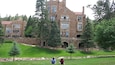 Glen Eyrie slott som viser historisk arkitektur, park og slott