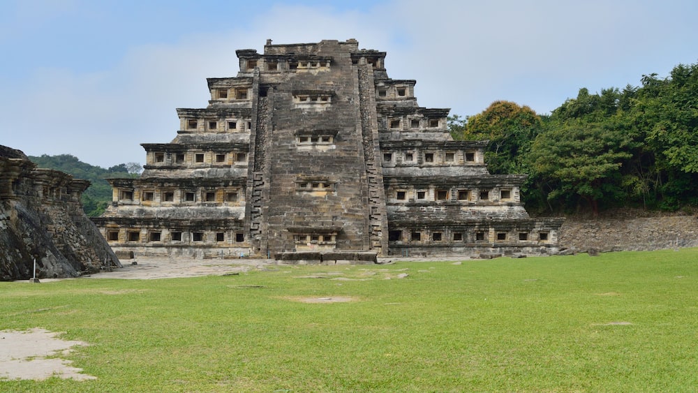 pirámide de los nichos en la zona arqueológica del Tajín. en Papantla de Olarte Veracruz.