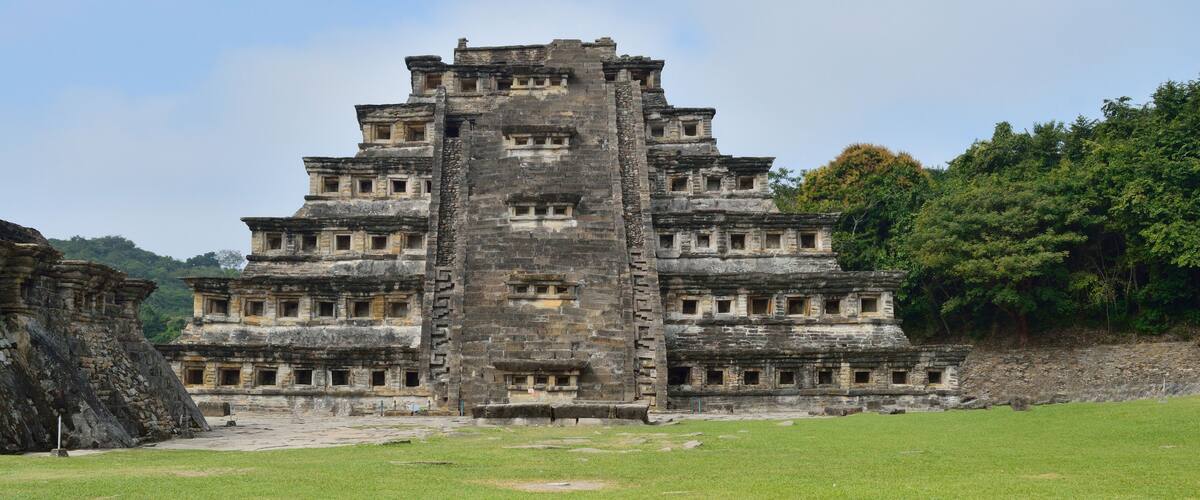 pirámide de los nichos en la zona arqueológica del Tajín. en Papantla de Olarte Veracruz.