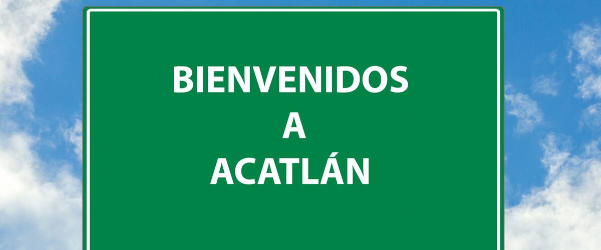 A green welcome sign with the text 'BIENVENIDOS A ACATLÁN' against a blue sky with clouds.