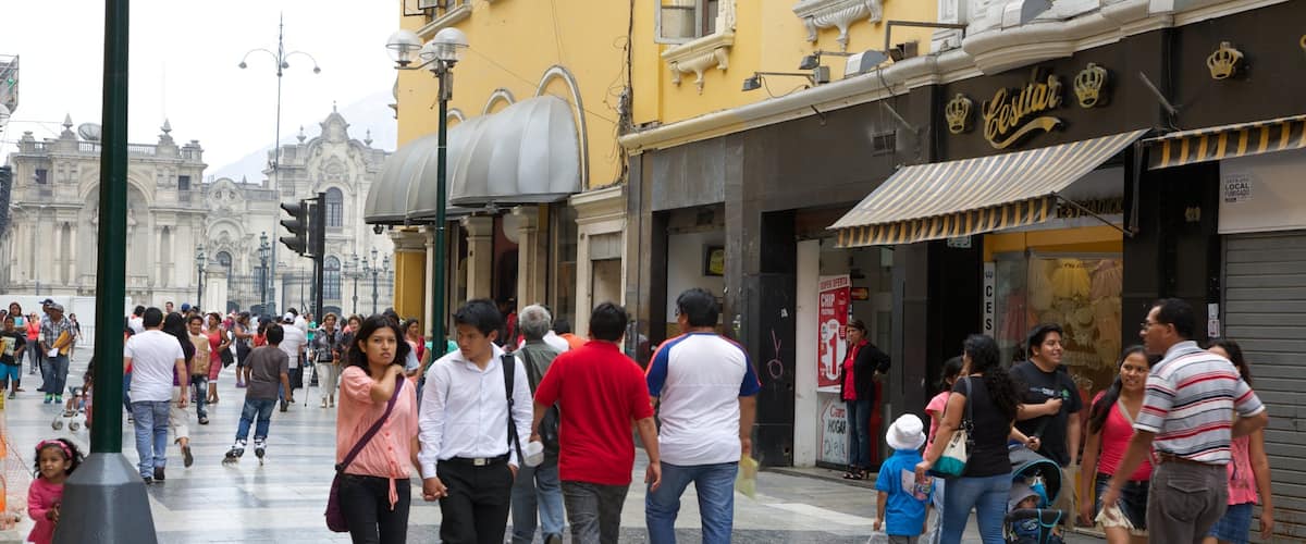 Jiron de La Union featuring street scenes as well as a large group of people