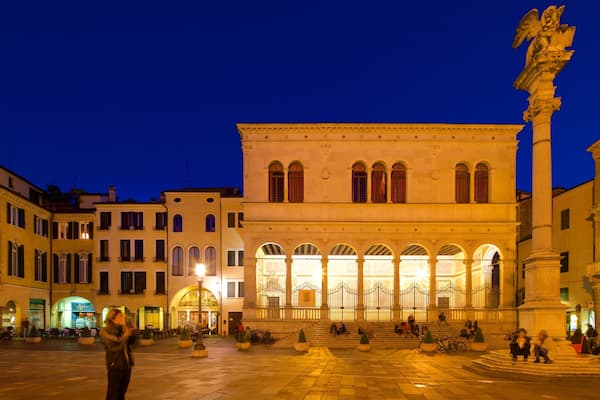 Place des Seigneurs mettant en vedette scĂšnes de nuit, ville et square ou place
