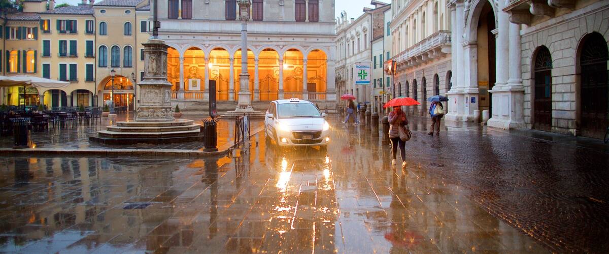 Piazza dei Signori caratteristiche di piazza, architettura d\'epoca e fontana