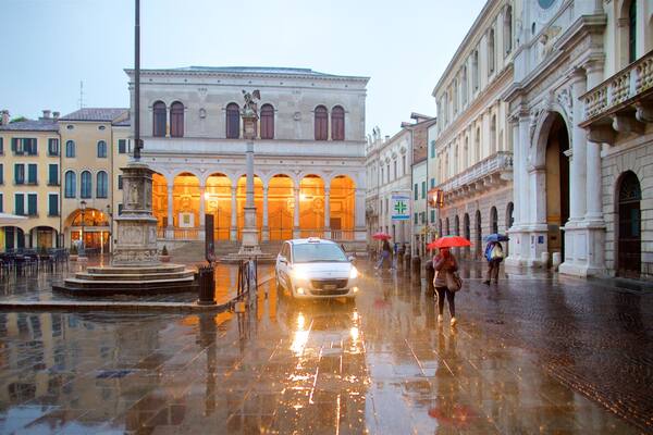 Place des Seigneurs montrant ville, square ou place et patrimoine architectural
