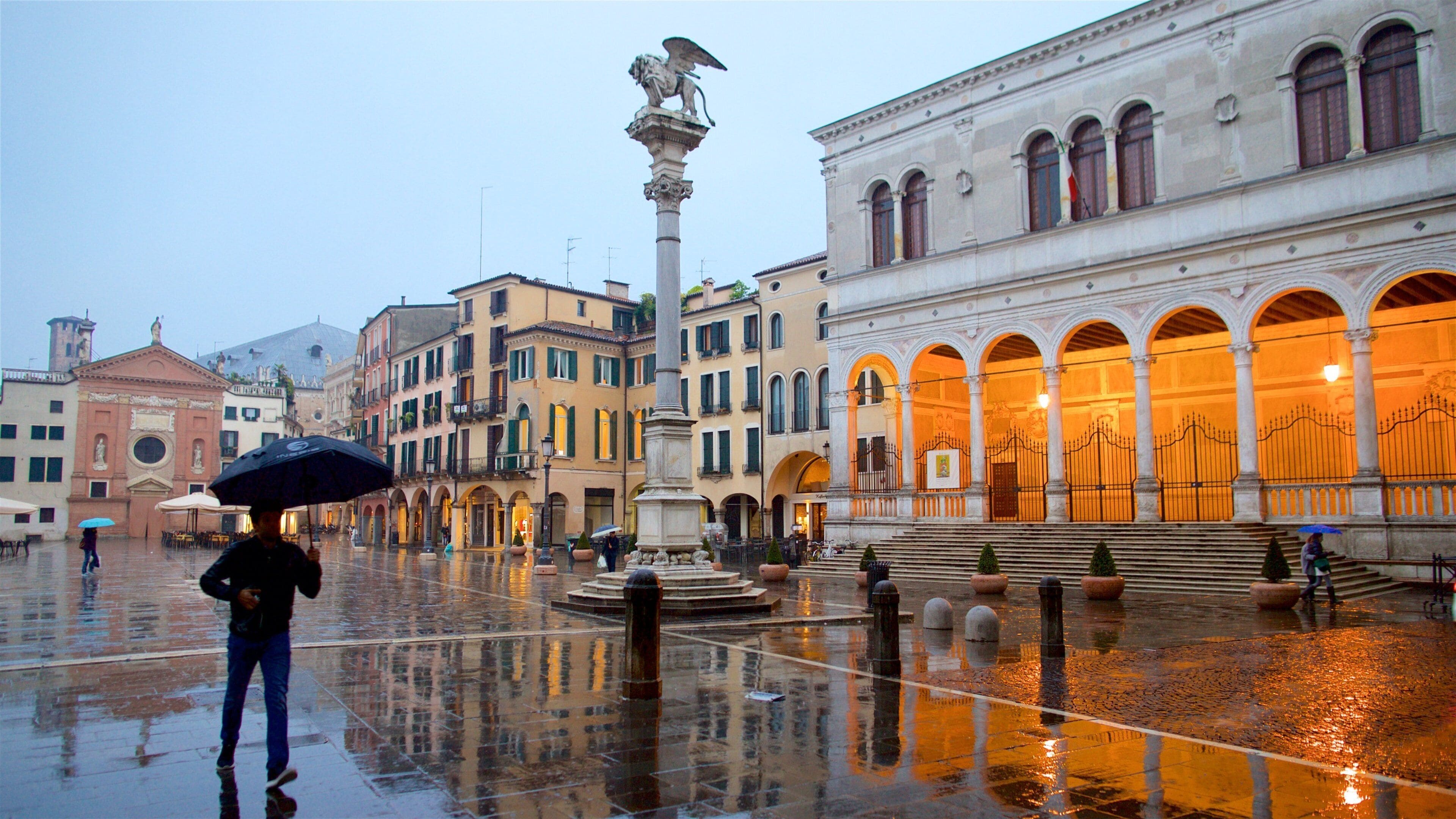 Piazza dei Signori fasiliteter samt by, gatescener og kulturarv