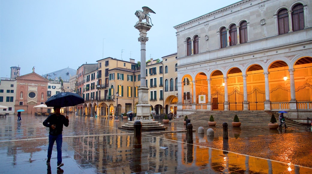 Piazza dei Signori fasiliteter samt by, gatescener og kulturarv
