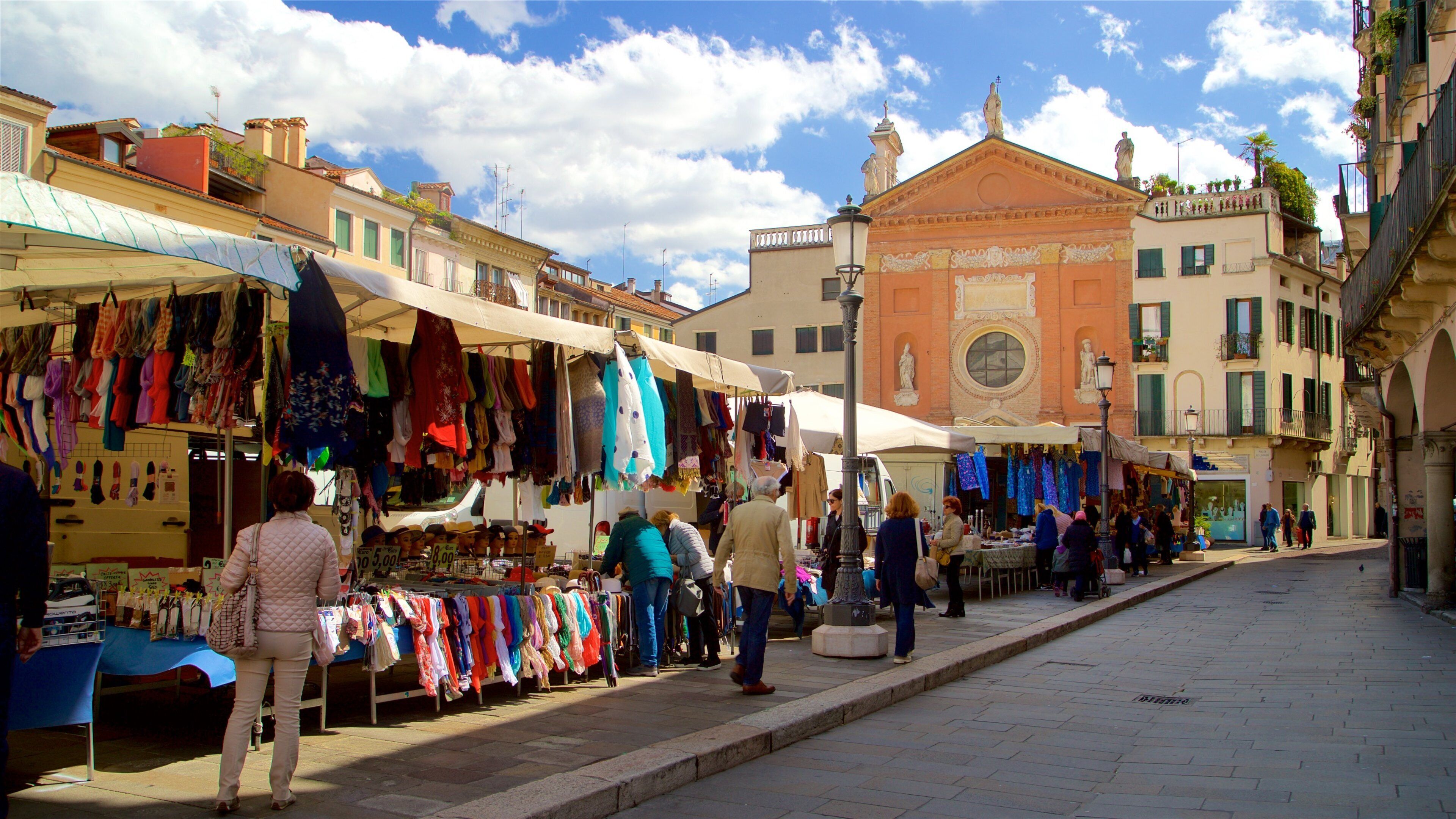 西紐利廣場 其中包括 遺跡建築, 街道景色 和 市集