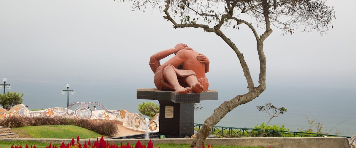 Parque del Amor ofreciendo flores, arte al aire libre y una estatua o escultura