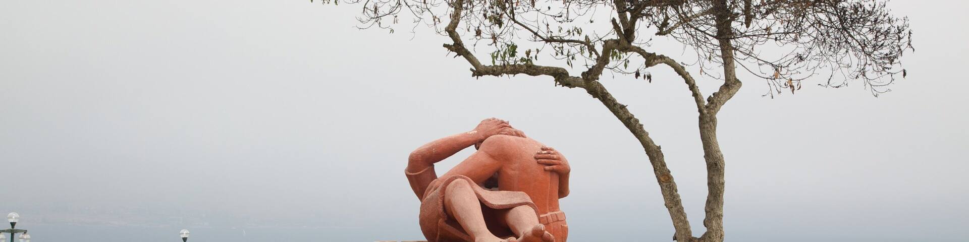 Parque del Amor featuring a statue or sculpture, a garden and flowers