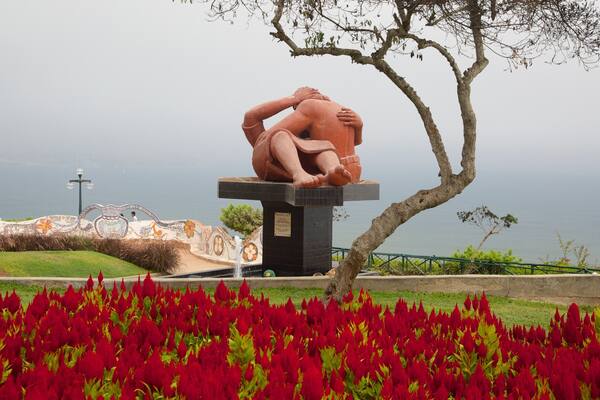 Parque del Amor johon kuuluu kukat, puisto ja ulkotaide