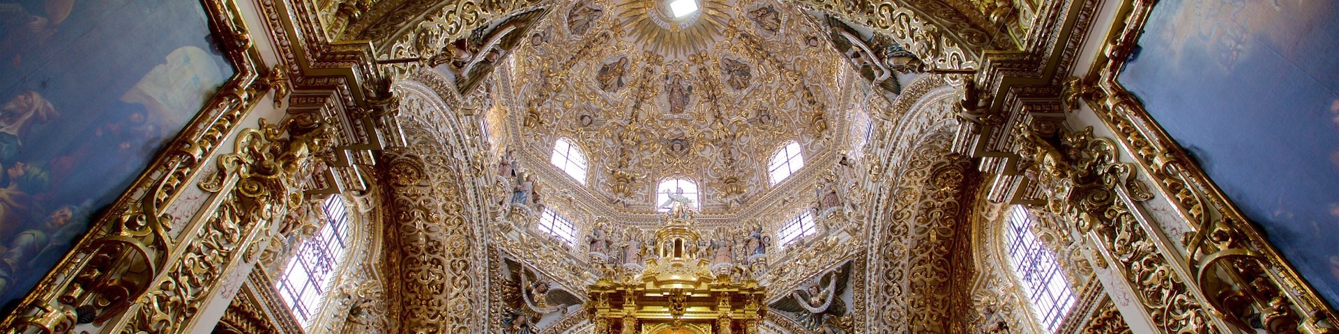 Capela do Rosário que inclui elementos de patrimônio, uma igreja ou catedral e vistas internas