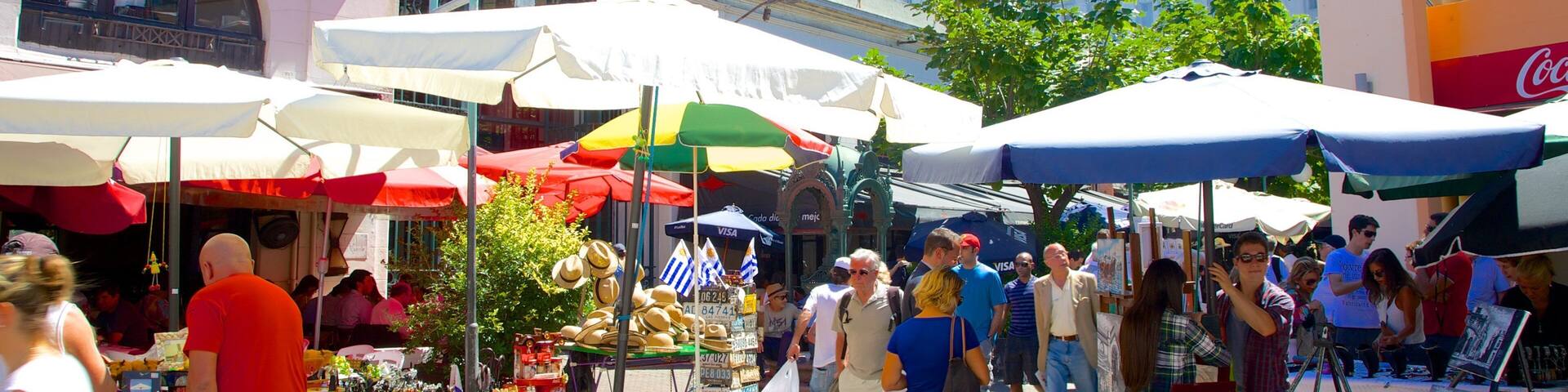 Marché agricole de Montevideo montrant marchés aussi bien que important groupe de personnes