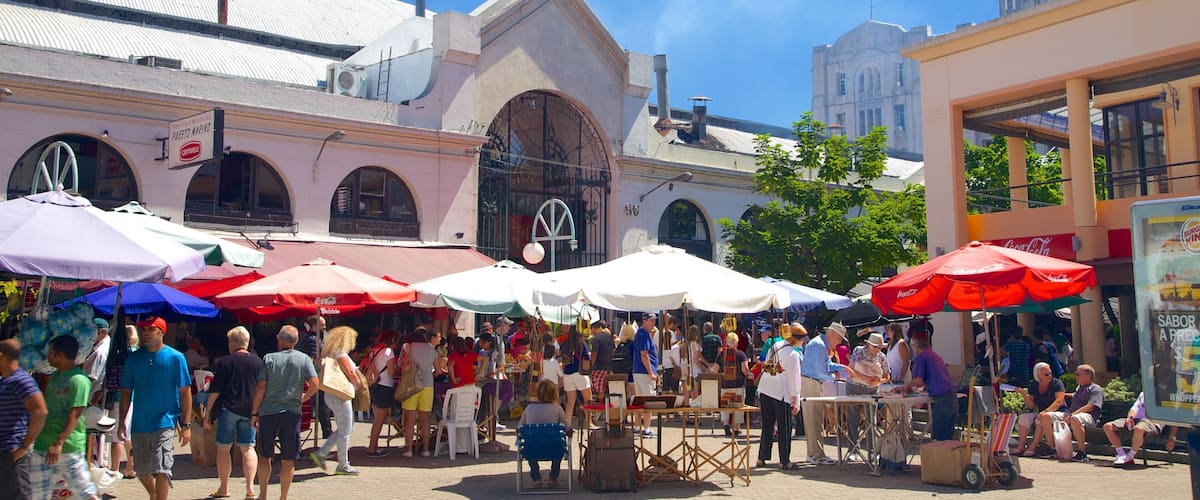 Mercado Agricola de Montevideo featuring markets as well as a large group of people