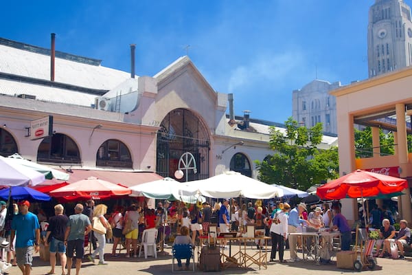 Marché agricole de Montevideo qui includes marchés aussi bien que important groupe de personnes