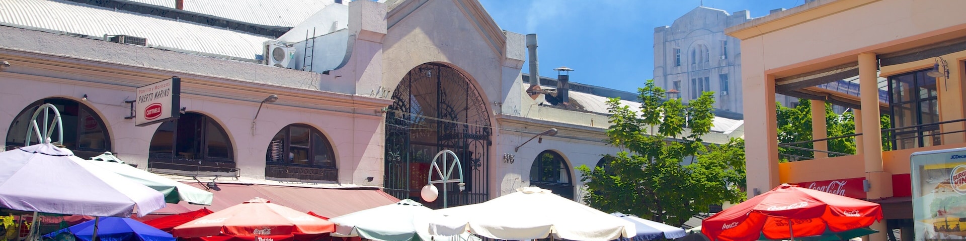 Mercado Agricola de Montevideo mostrando mercados y también un gran grupo de personas