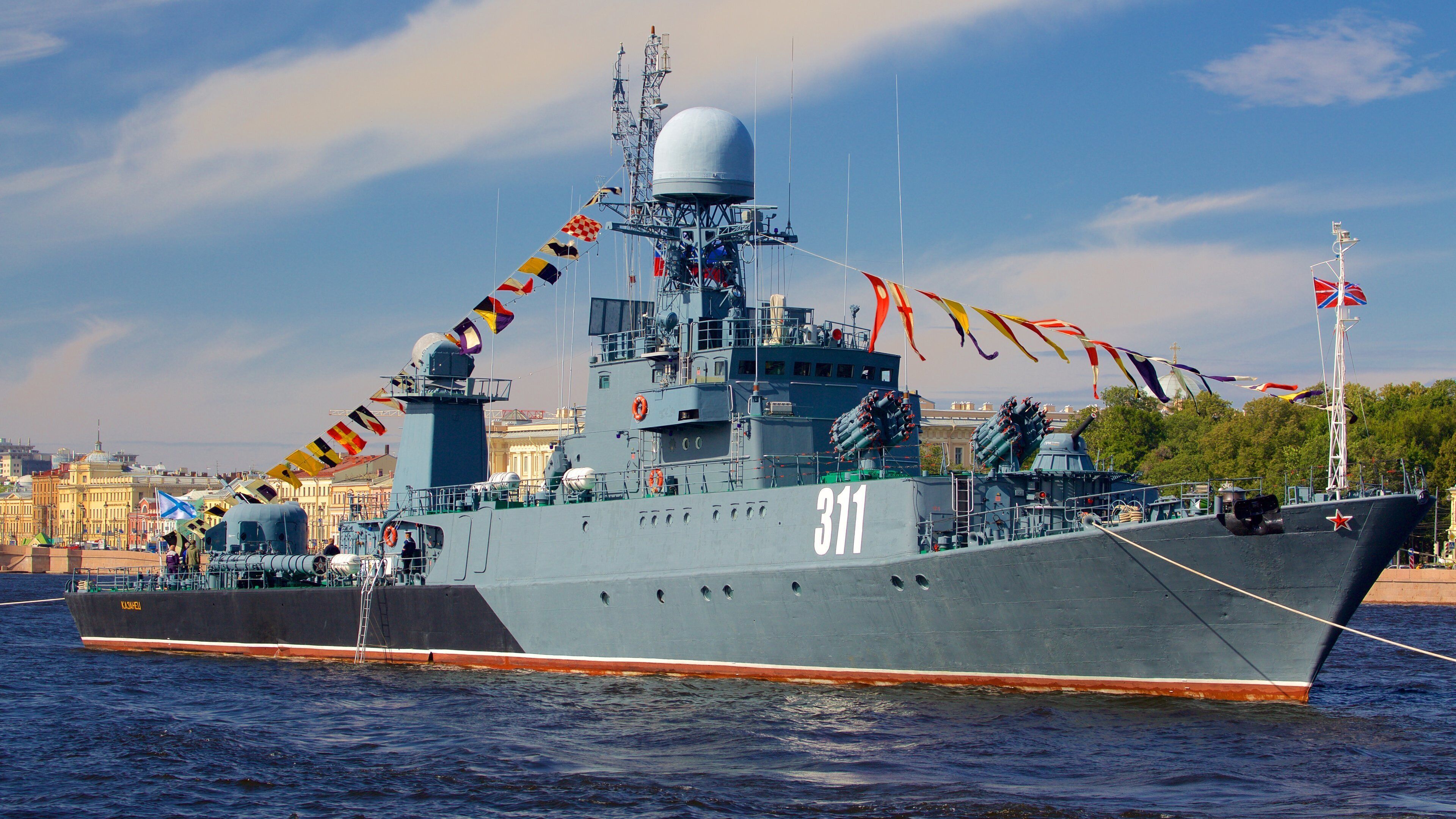 Embarcadero del almirantazgo mostrando artículos militares