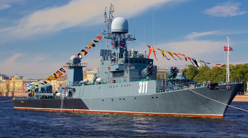 Embarcadero del almirantazgo que incluye artículos militares