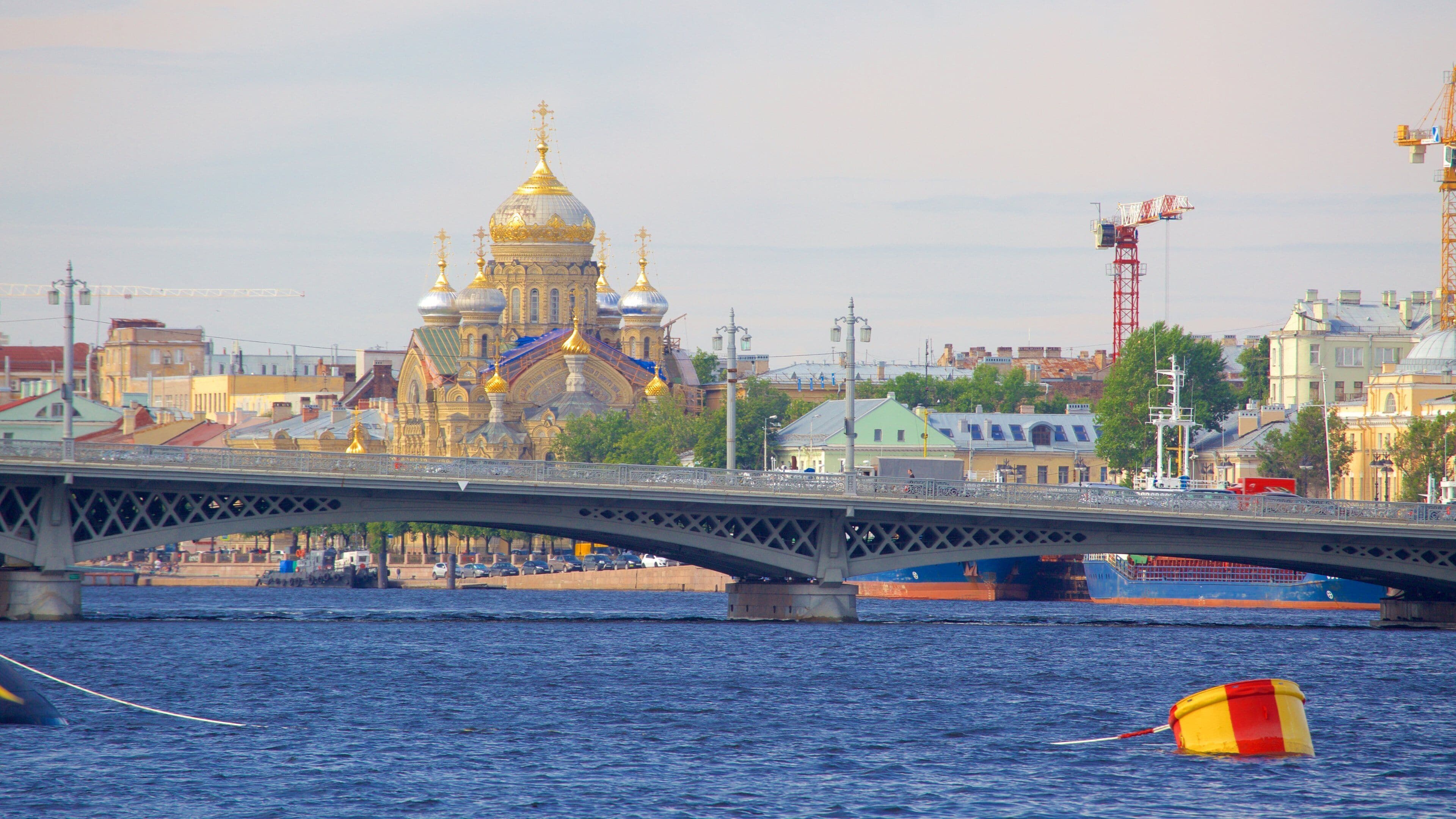 Amiraliteetin rantakatu johon kuuluu kaupunki, joki tai puro ja silta