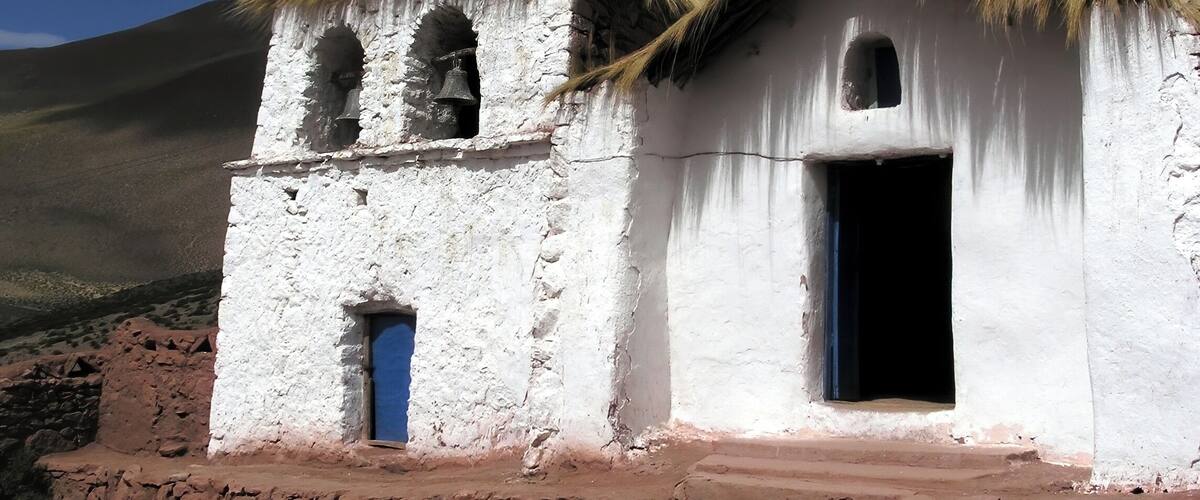 #Machuca #Chile #Atacama #Church #Culture
The first time I visited the village of Machuca was in 2006. At that time it had only 6 inhabitants. The colors in the surroundings are predominantly different shades of brown and of course the deepest blue of the clearest sky I've ever seen. In this scenario, in the middle of the Atacama Desert, a testimony of the faith of this people emerges: the rough white church with thatch roof of Machuca.
A primeira vez que visitei o povoado de Machuca foi em 2006. Na época tinha apenas 6 habitantes. As cores no entorno são predominantemente diferentes tons de marrom e, claro, o azul profundo do céu mais límpido que eu já vi. Neste cenário, no meio do Deserto do Atacama, desponta um testemunho da fé deste povo: a tosca igrejinha branca com telhado de palha amarela de Machuca.