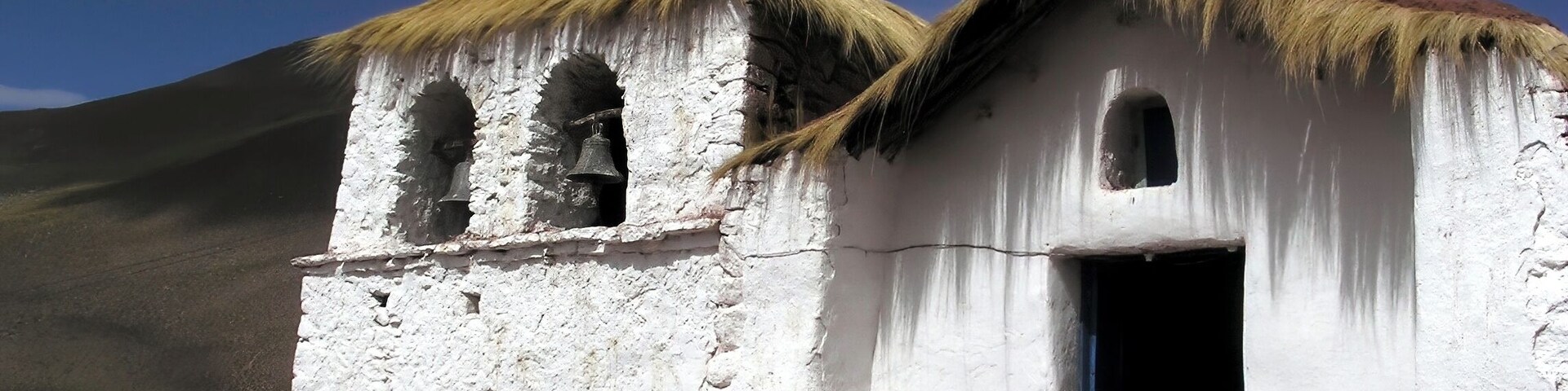 #Machuca #Chile #Atacama #Church #Culture
The first time I visited the village of Machuca was in 2006. At that time it had only 6 inhabitants. The colors in the surroundings are predominantly different shades of brown and of course the deepest blue of the clearest sky I've ever seen. In this scenario, in the middle of the Atacama Desert, a testimony of the faith of this people emerges: the rough white church with thatch roof of Machuca.
A primeira vez que visitei o povoado de Machuca foi em 2006. Na época tinha apenas 6 habitantes. As cores no entorno são predominantemente diferentes tons de marrom e, claro, o azul profundo do céu mais límpido que eu já vi. Neste cenário, no meio do Deserto do Atacama, desponta um testemunho da fé deste povo: a tosca igrejinha branca com telhado de palha amarela de Machuca.