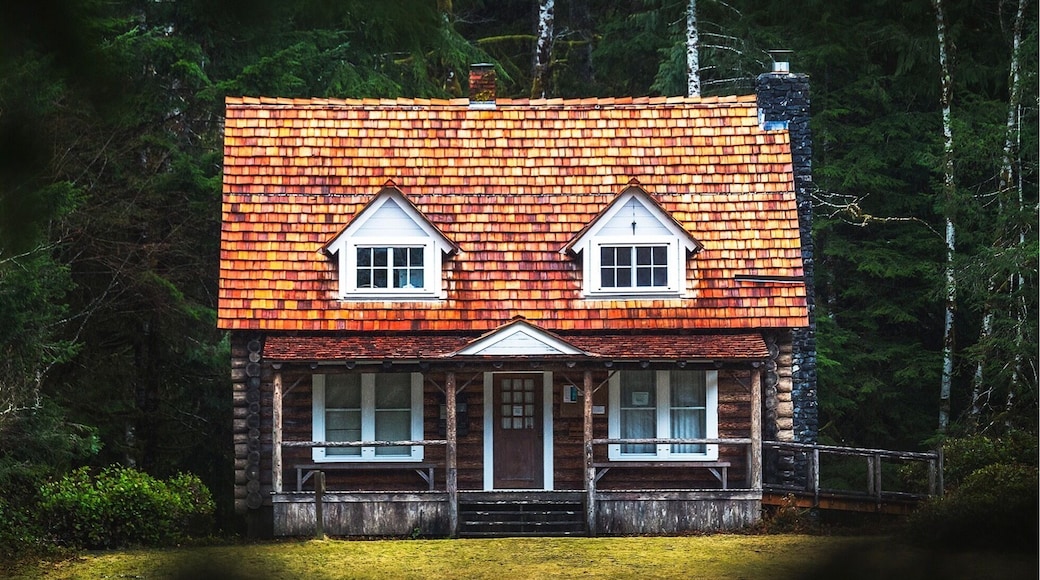 It doesn't really get more PNW looking than the storm king ranger station.
It's just a few feet from the parking lot and makes for some good photos, particularly when there is low fog in the area.