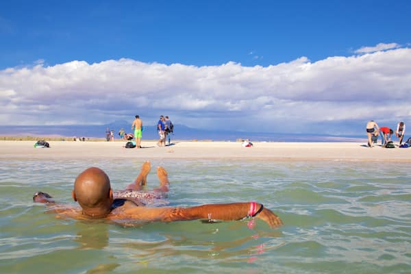 Cejar-lagunen som visar bad och en sandstrand sÄvÀl som en man