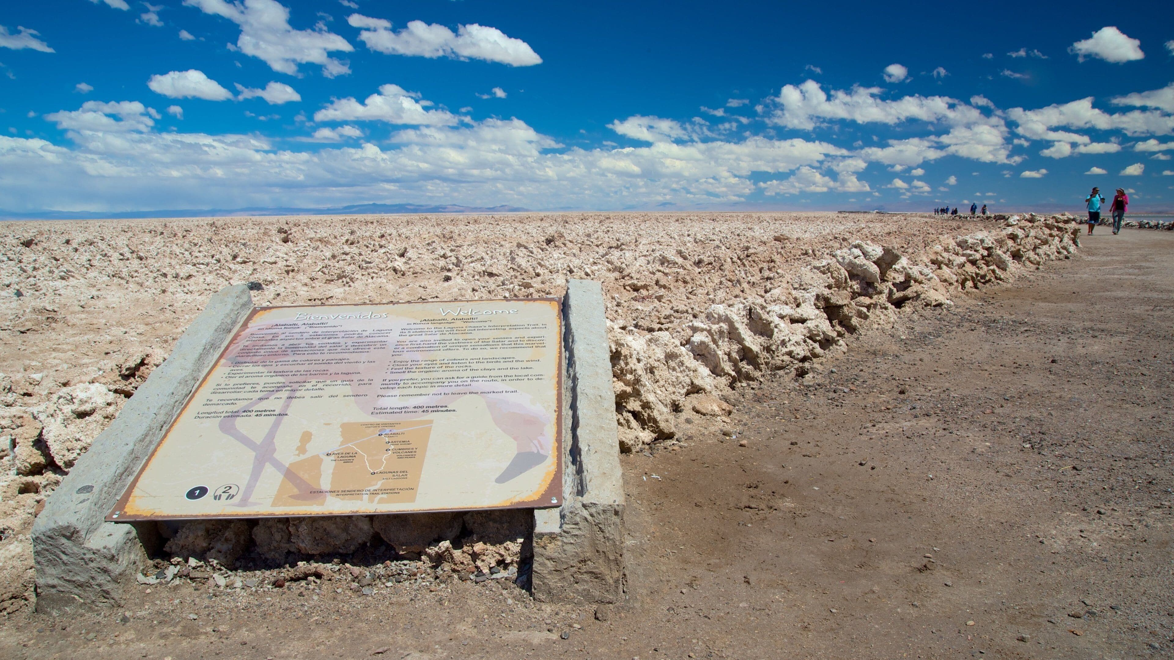 Chaxa-laguuni joka esittÀÀ autiomaanÀkymÀt ja kyltit
