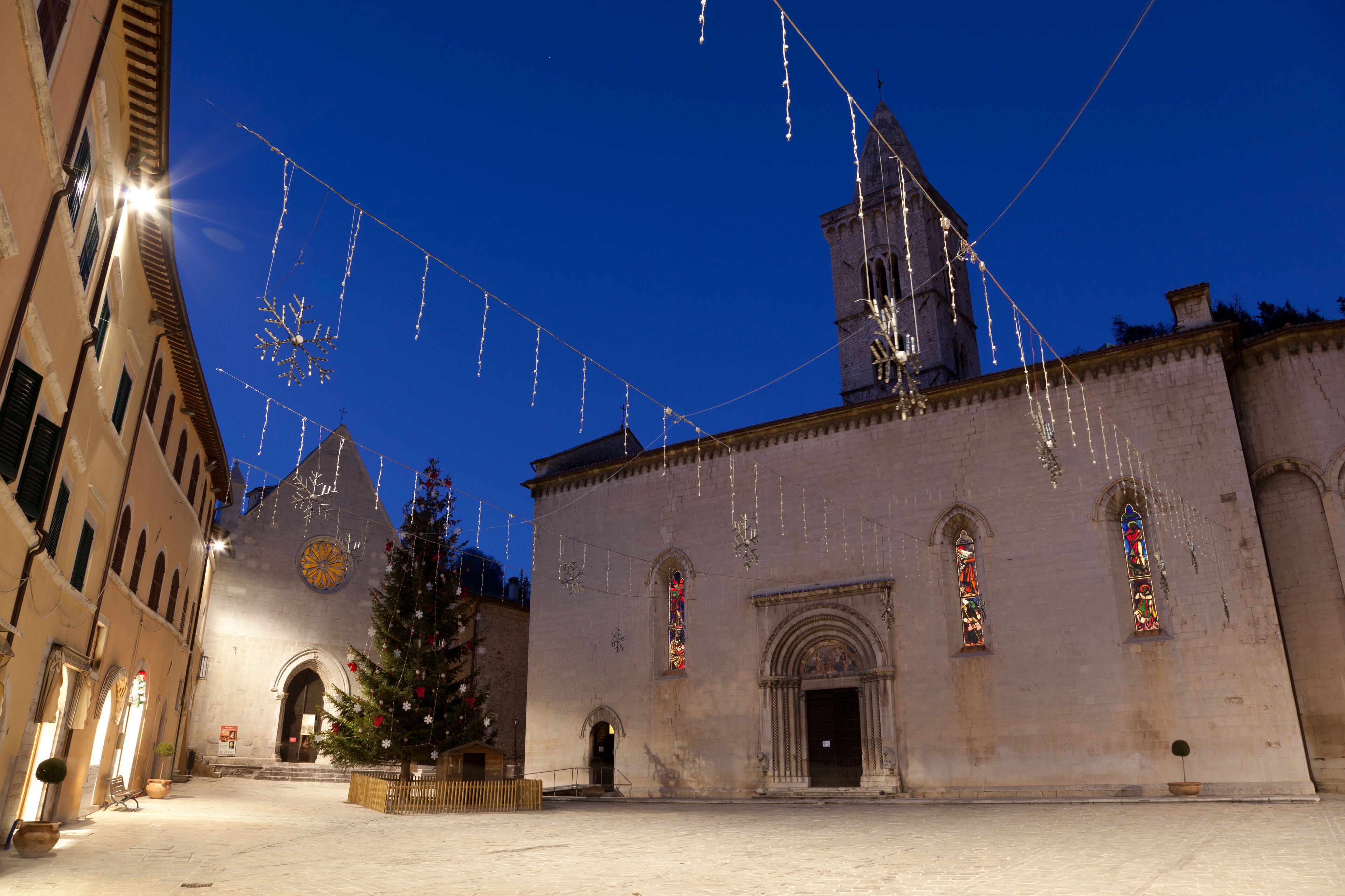 Visso: Piazza Martiri Vissani
