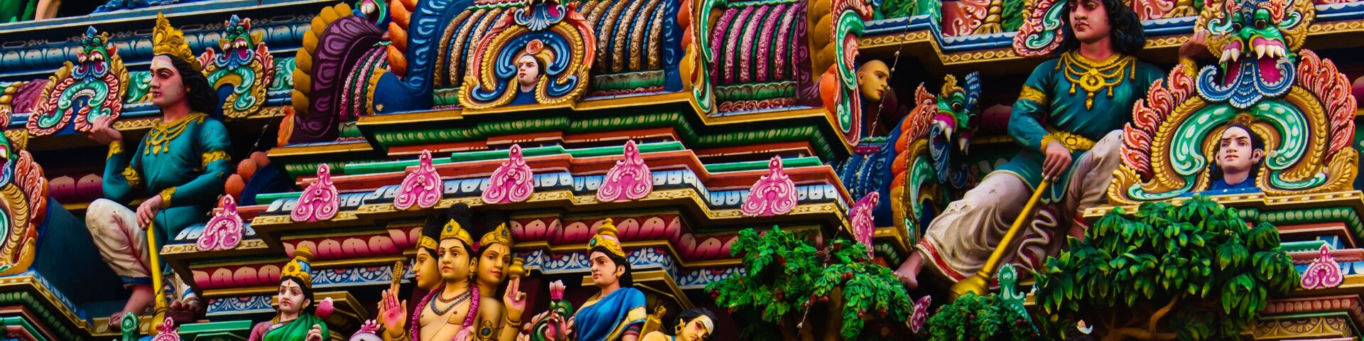 Un templo colorido con tallas intrincadas y estatuas.