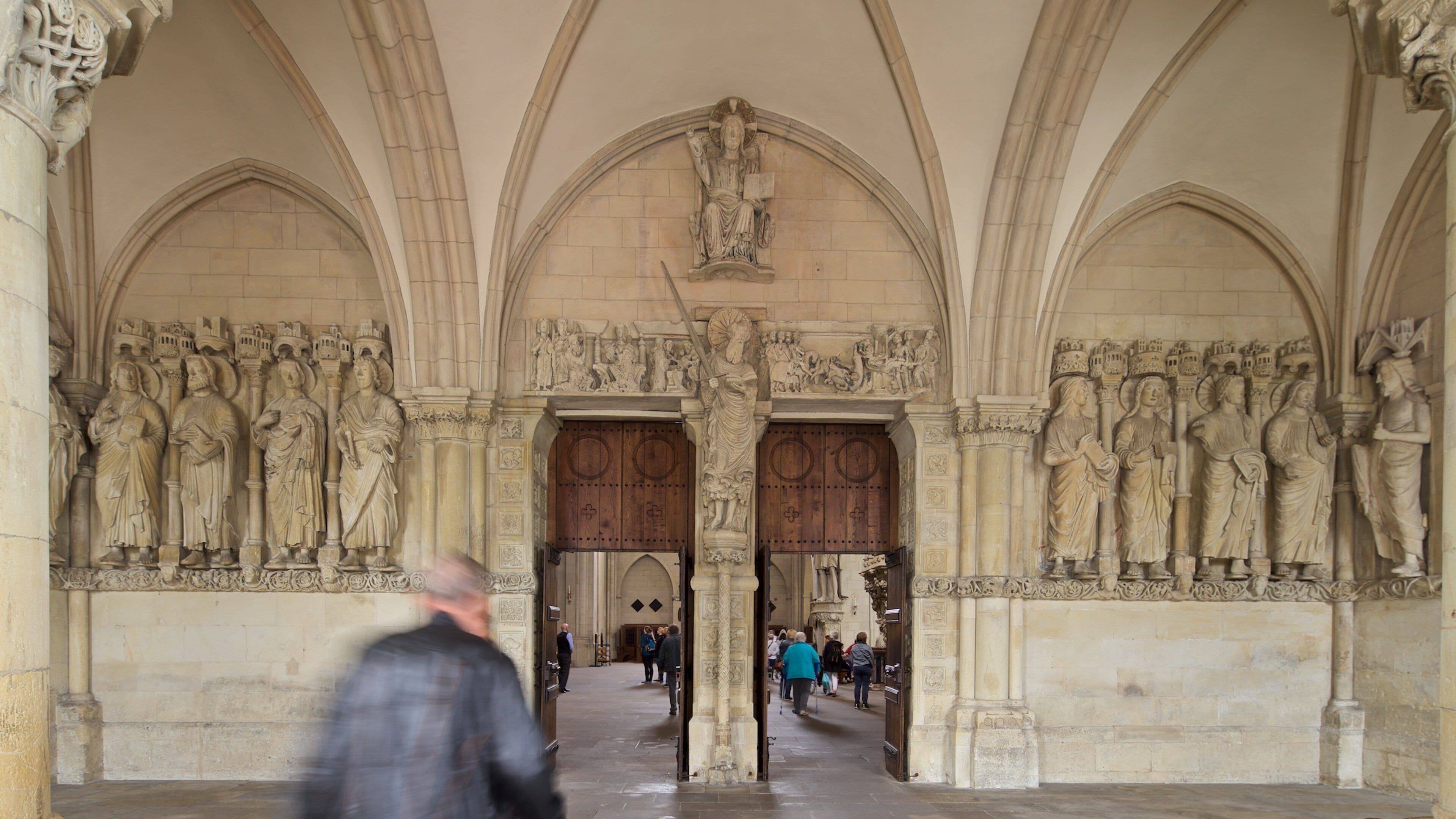 St.-Paulus-Dom som omfatter interiør og kulturarvsgenstande såvel som en lille gruppe mennesker