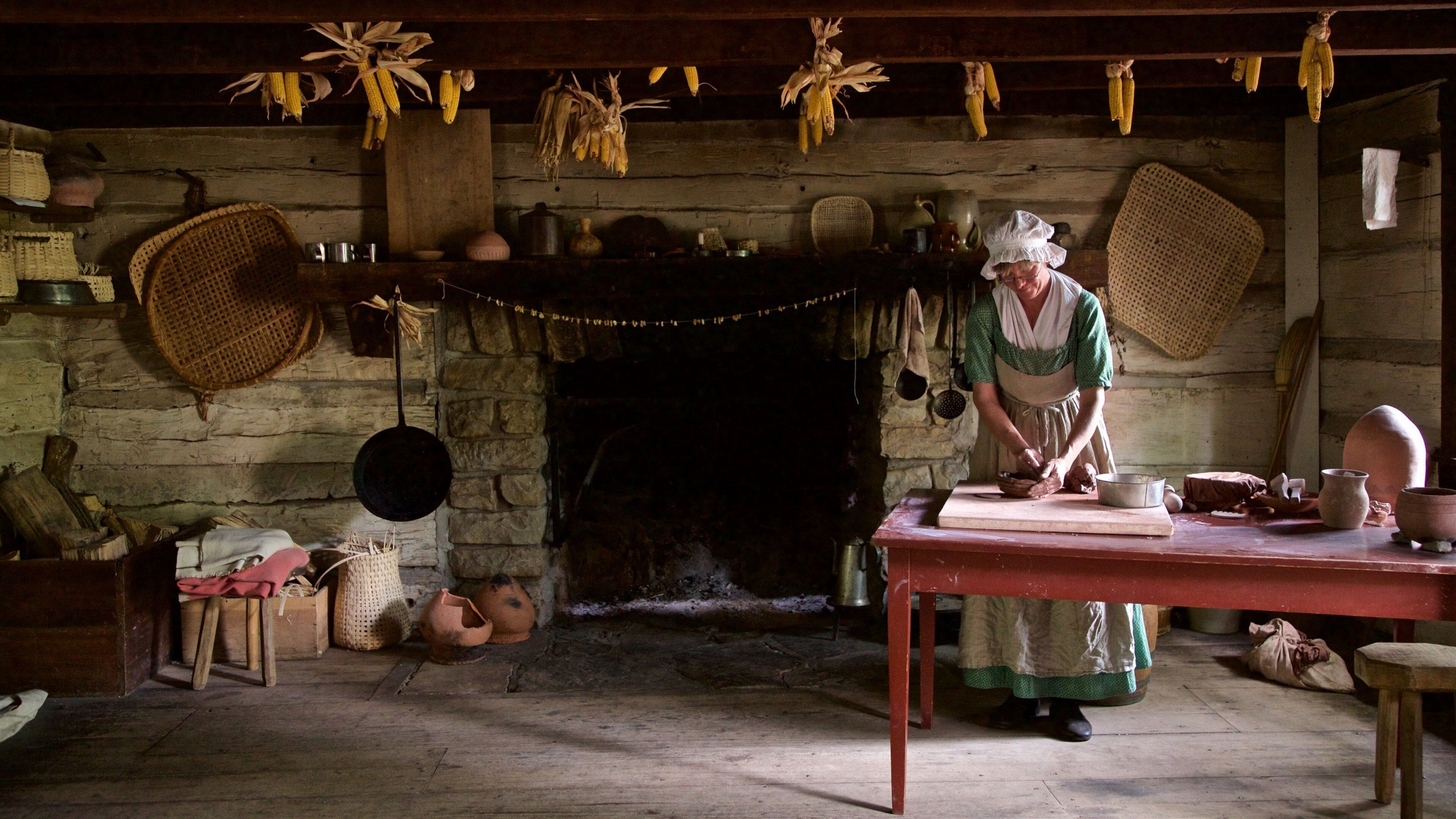 Conner Prairie Interactive History Park mostrando elementos del patrimonio y vistas interiores y también una mujer