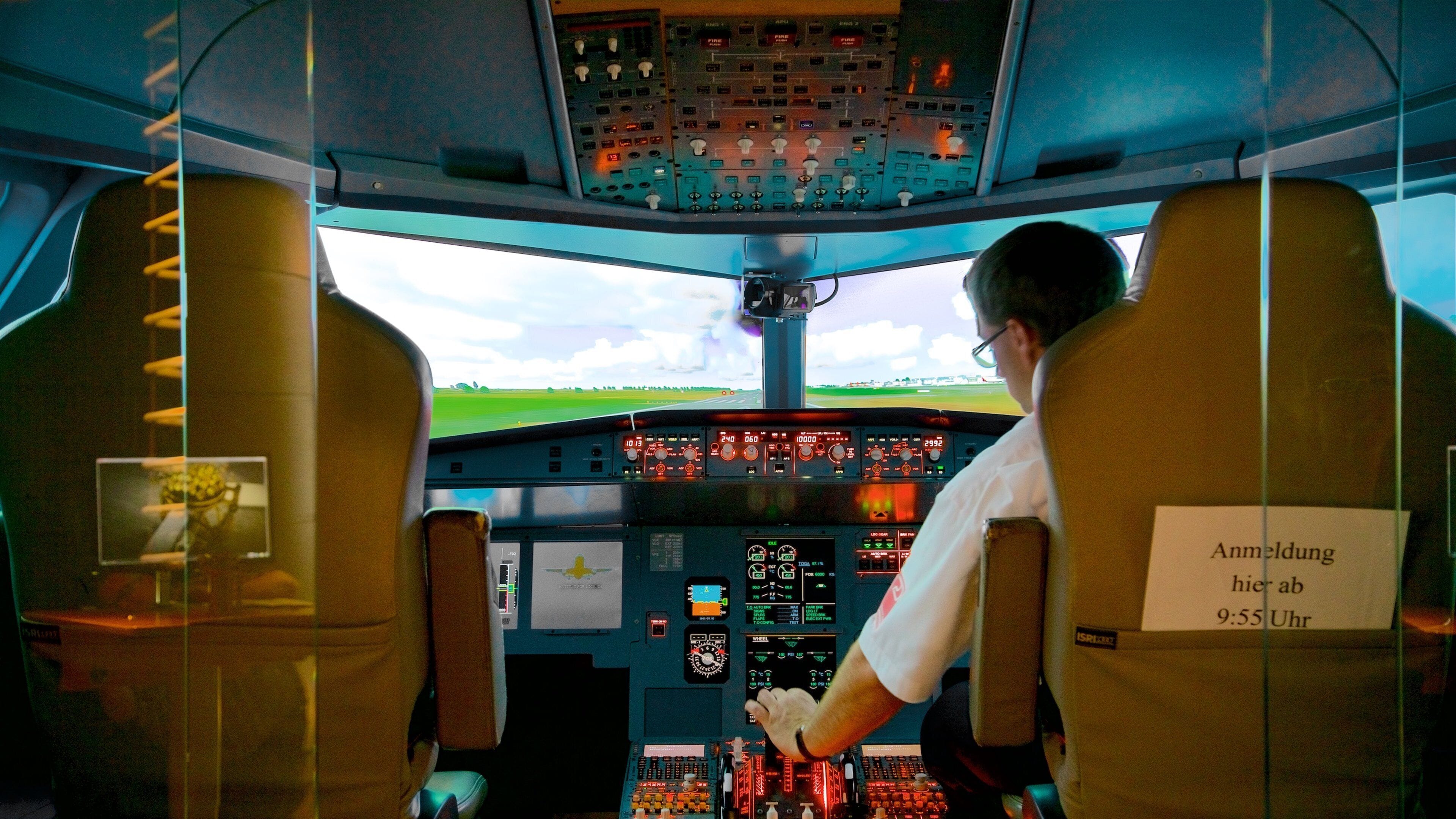 La cabina de mando de una aeronave con varios paneles de control y vista de la pista a través del parabrisas.