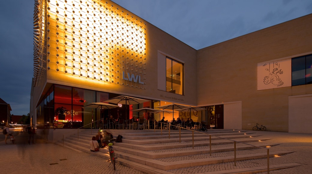 LWL-Landesmuseum für Kunst und Kulturgeschichte som omfatter gadeliv, moderne arkitektur og natteliv