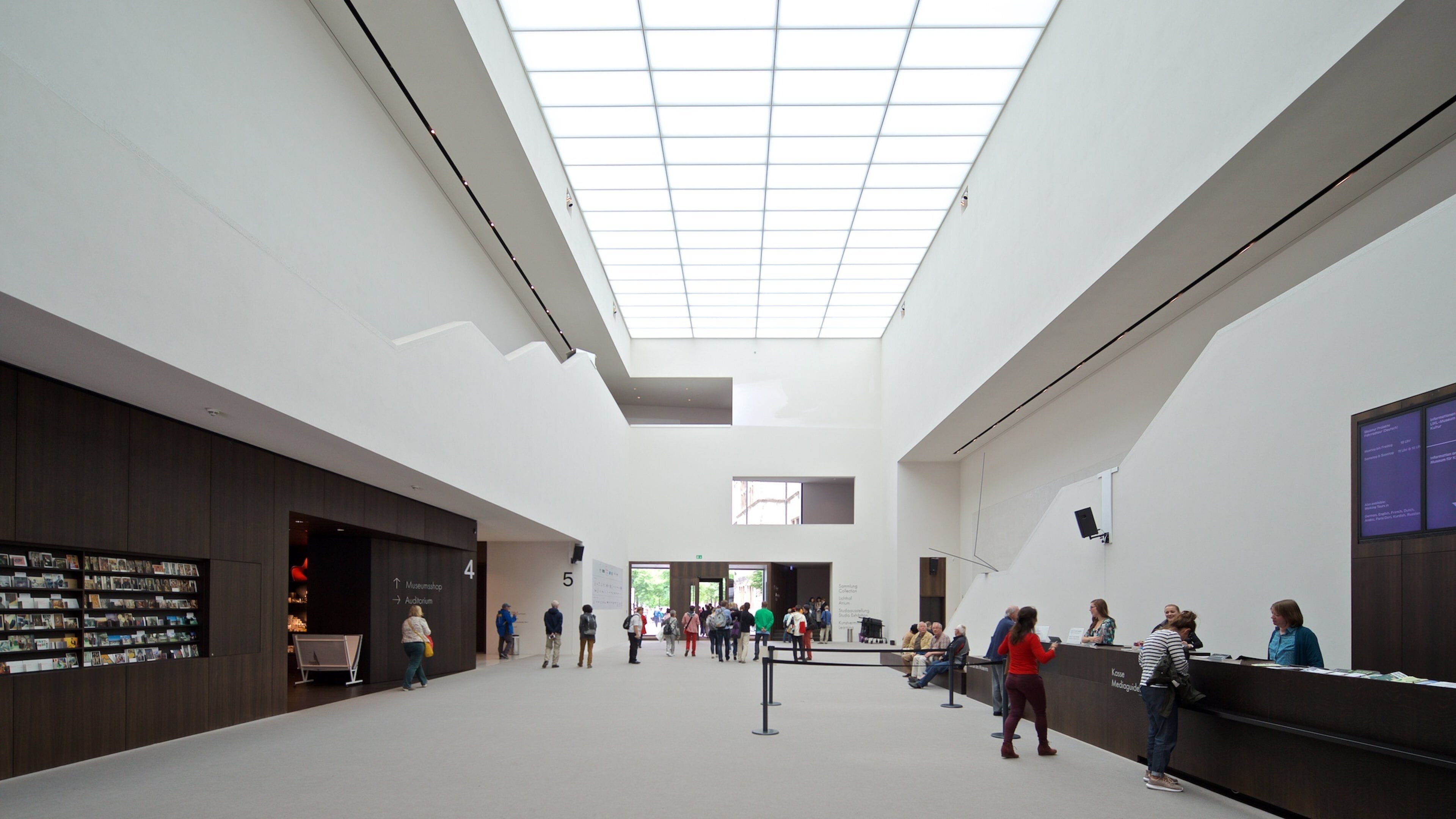 Museo estatal de Westfalia para la historia del arte y la cultura mostrando vistas de interior y también un grupo pequeño de personas