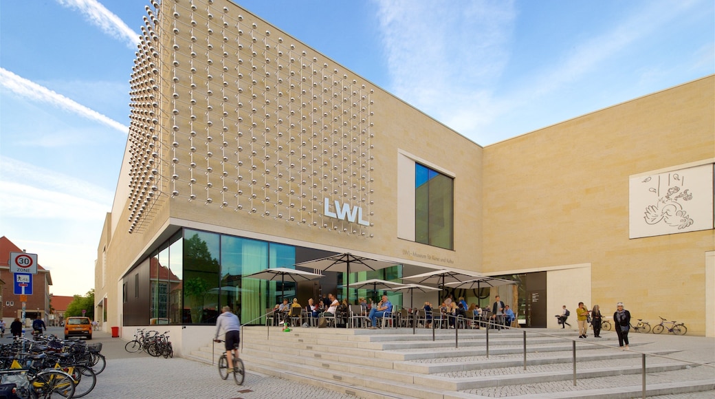 Museo estatal de Westfalia para la historia del arte y la cultura ofreciendo comidas al aire libre y arquitectura moderna y también un grupo pequeño de personas