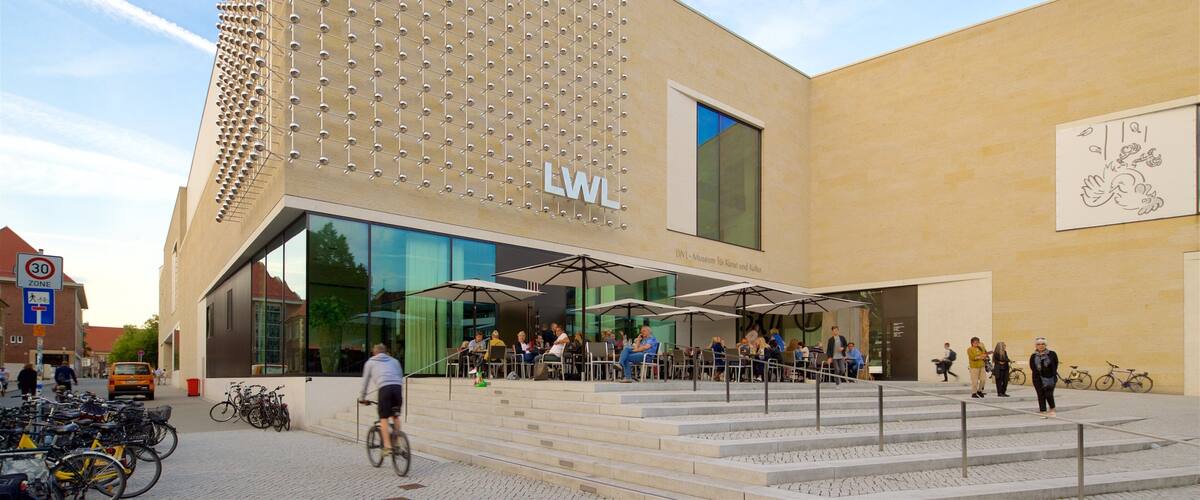 LWL-Museum für Kunst und Kultur das einen Essen im Freien und moderne Architektur sowie kleine Menschengruppe