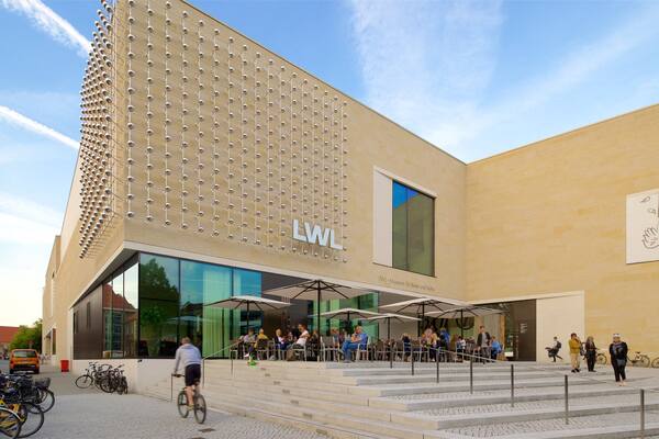 Musée de l\'art et de la civilisation de Westphalie montrant sortie au restaurant et architecture moderne aussi bien que petit groupe de personnes