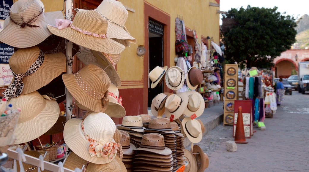 Bernal ofreciendo mercados