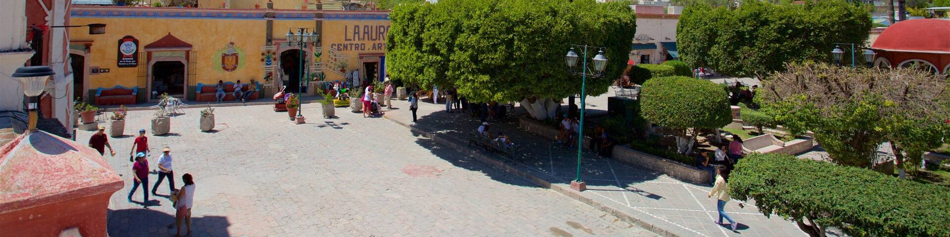 伯納爾 设有 寧靜風景, 廣場 和 山