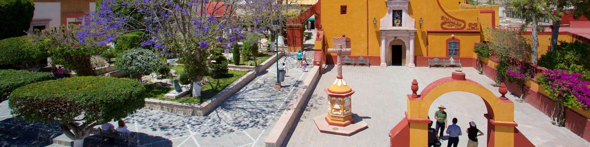 Bernal welches beinhaltet historische Architektur, Platz oder Plaza und ruhige Szenerie