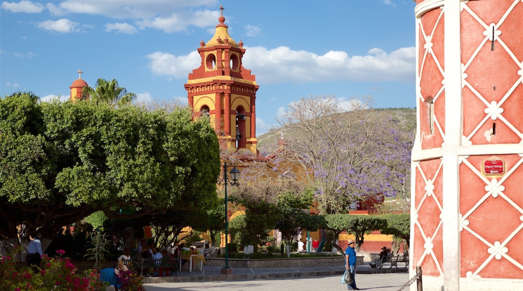 Bernal ofreciendo arquitectura patrimonial, una iglesia o catedral y flores salvajes