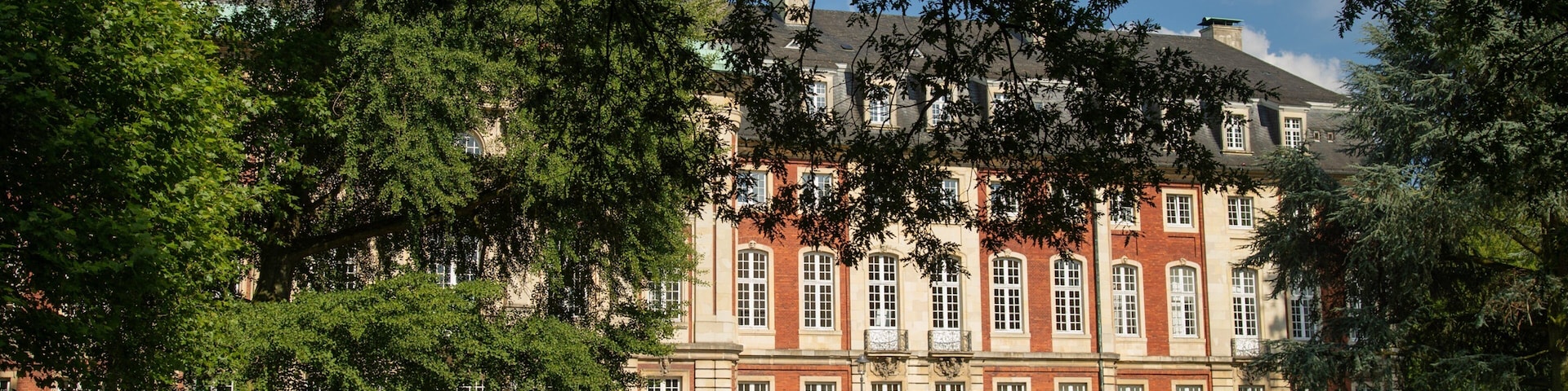 Münster Botanical Garden featuring a castle, heritage architecture and a park