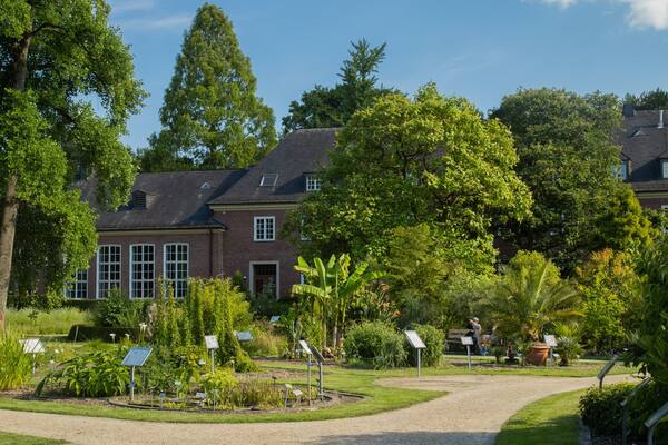 Münster Botanical Garden featuring a house and a garden