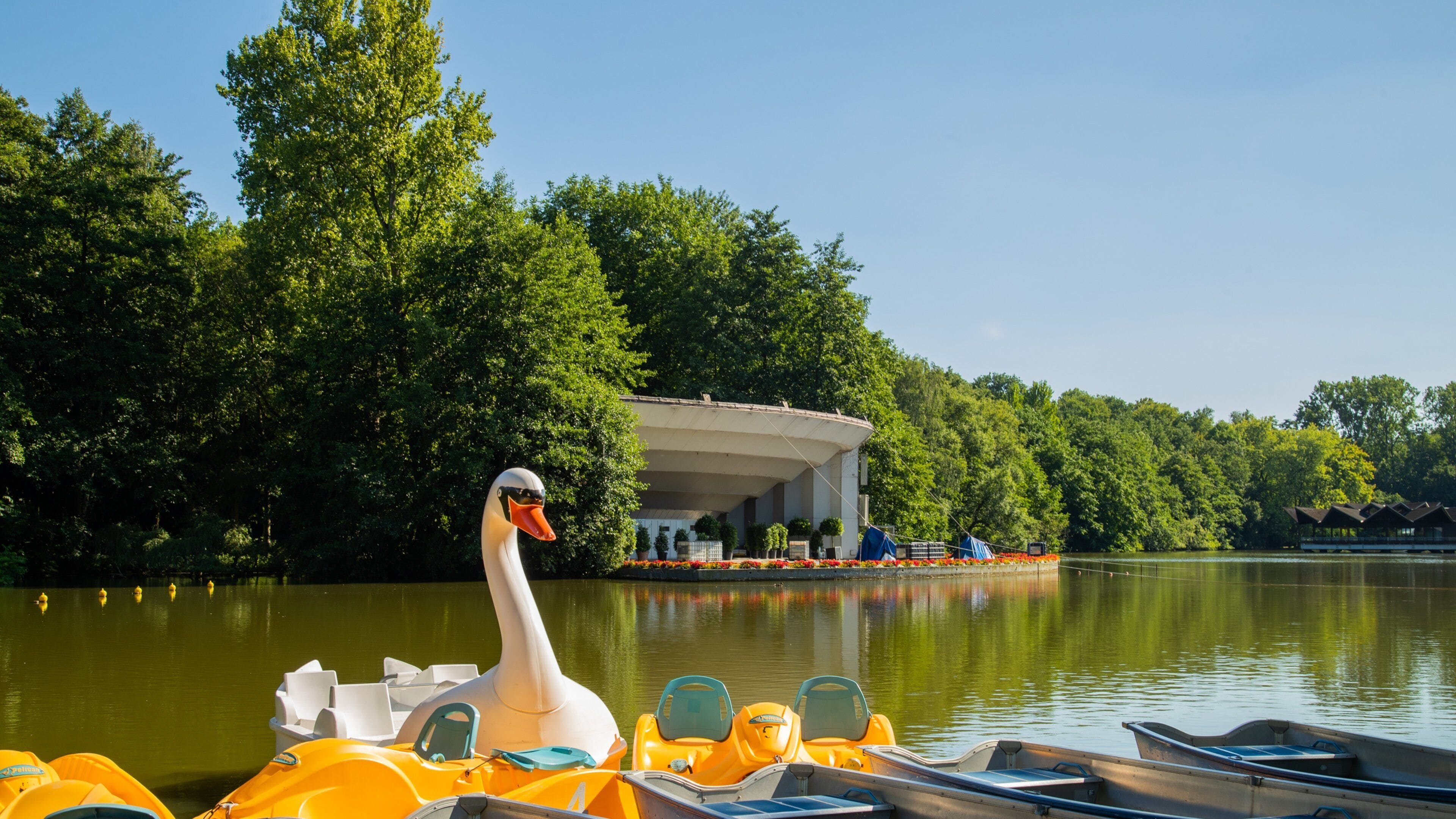 Westfalenpark Dortmund showing a river or creek