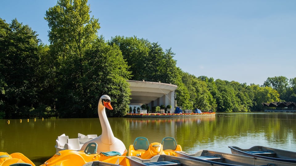 Westfalenpark Dortmund showing a river or creek